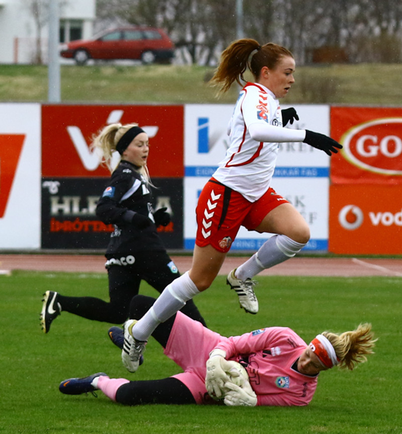 Fékk tvö gul spjöld á 10 sekúndum - Litla systir fór í markið