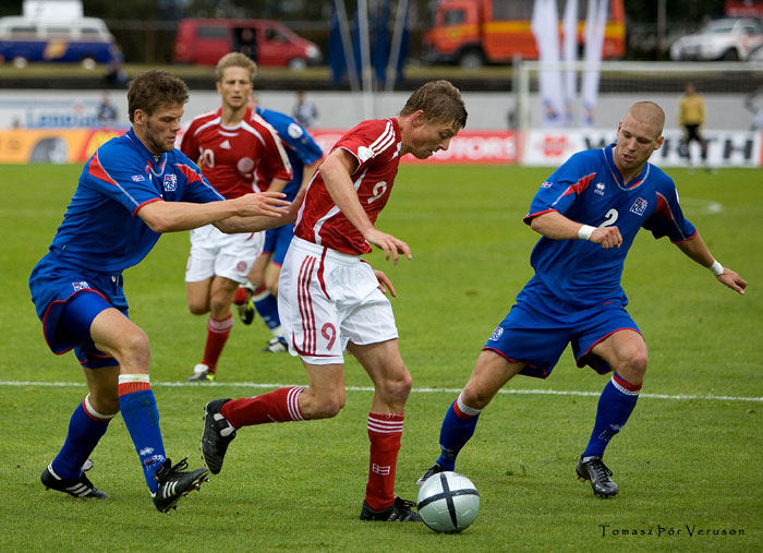 Jon Dahl Tomasson í landsleik með Danmörku á Laugardalsvelli.