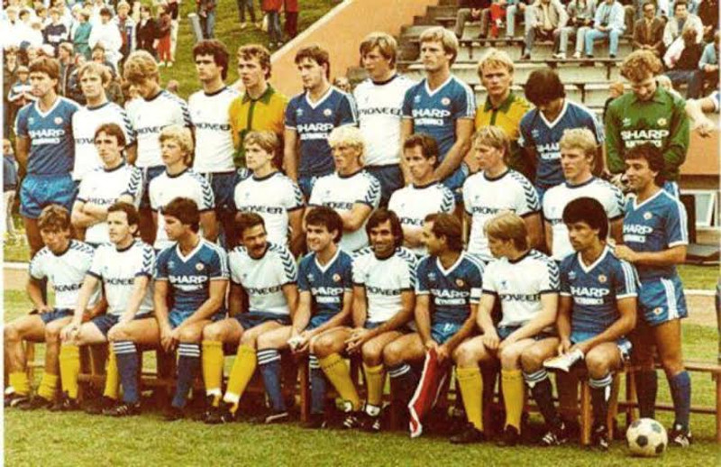 Með George Best og fleirum á liðsmynd.