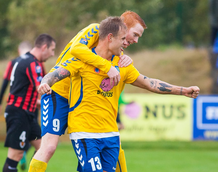 Fagnar marki með Fjölni.