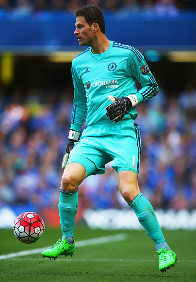 Asmir Begovic kemur til Íslands og þjálfar markmenn
