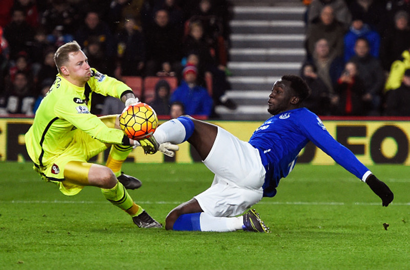 Ryan Allsop í baráttunni gegn Romelu Lukaku í leik í ensku úrvalsdeildinni.