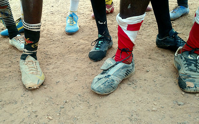 Skóbúnaður drengjanna í Asikuma.