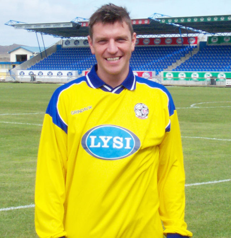 Lee Sharpe hress í búningi Grindavíkur.