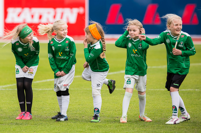 Ungar Blikastúlkur á Kópavogsvelli.  Myndin tengist fréttinni ekki beint.