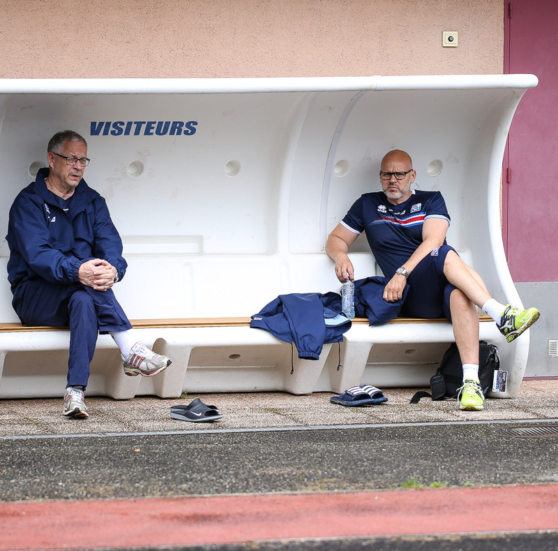Ólafur ræðir við Lars Lagerback á æfingu Íslands í morgun.