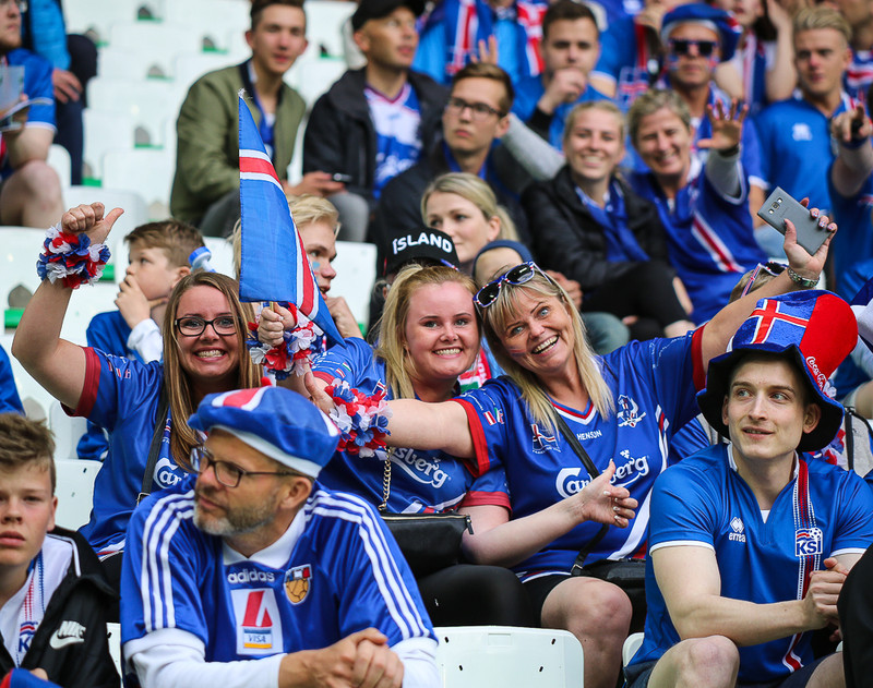 Það var mikil stemning í stúkunni í St. Etienne sem og á Ingólfstorgi
