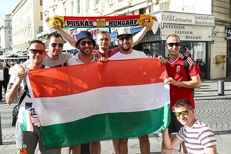 Stuðningsmennirnir ungversku í Marseille í dag.