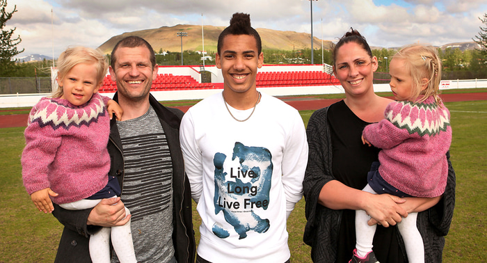 Ísak ásamt fjölskyldu í júní 2016.