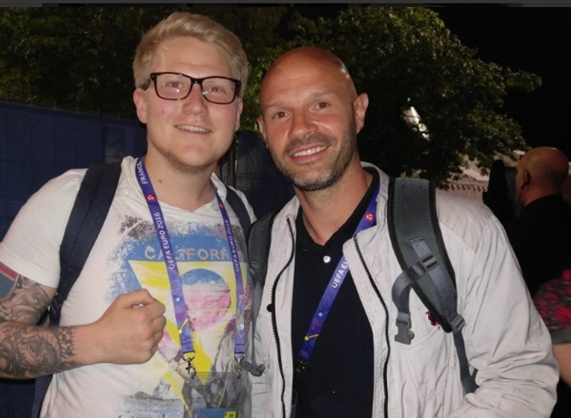 Jóhann Ingi Hafþórsson, fréttamaður á Morgunblaðinu, er á meðal álitsgjafa. Hér er hann með Danny Mills, fyrrum leikmanni Leeds.