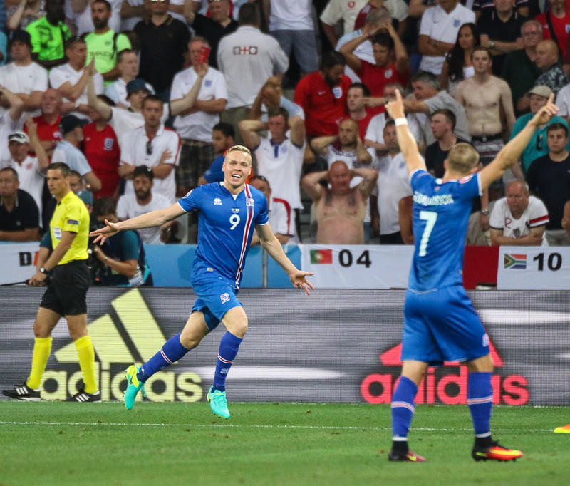 Kolbeinn Sigþórsson fagnar eftir að hafa komið Íslandi yfir gegn Englandi.