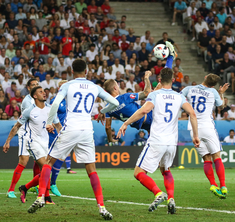 Raggi með hjólhest í leik gegn Englandi á EM.