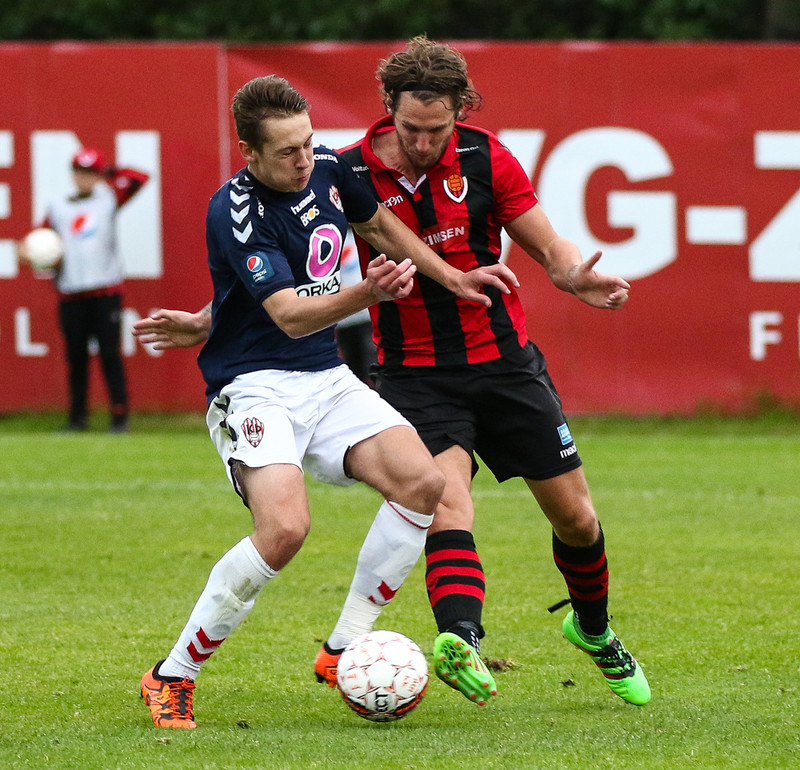 Callum Brittain í baráttunni við Gary Martin