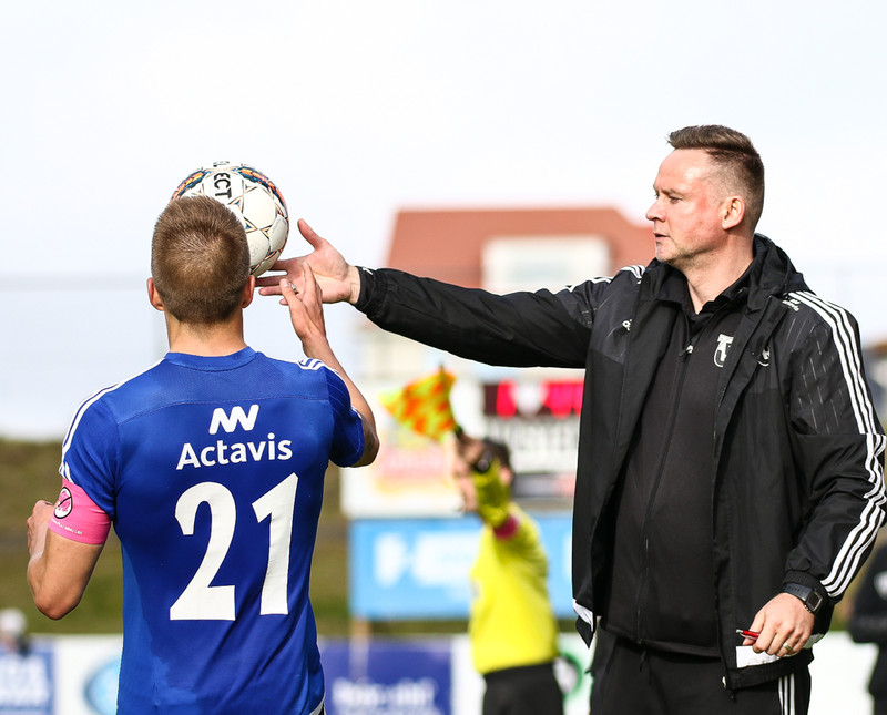 Heimir réttir Bödda boltann.