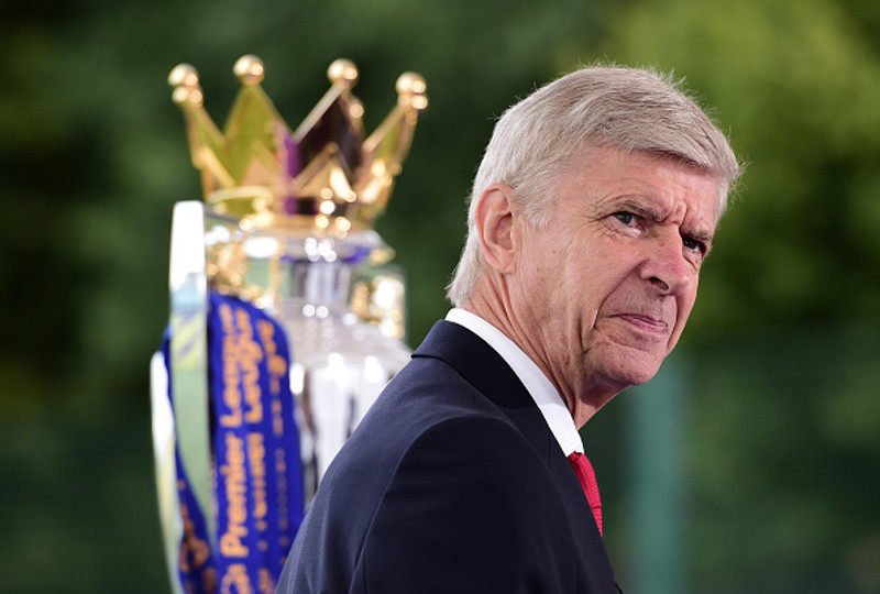 Spjót beinast að Wenger.