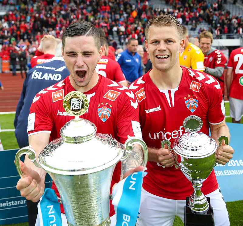 Bikarmeistari árið 2016. Við hlið hans er Einar Karl Ingvarsson.