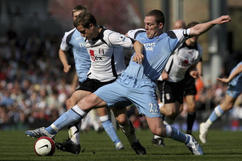 Richard Dunne í baráttu við Heiðar Helguson fyrir þónokkrum árum síðan.