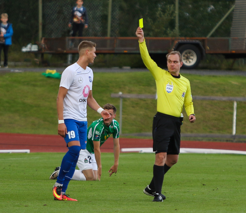 Hólmbert færður til bókar í leik með Stjörnunni.