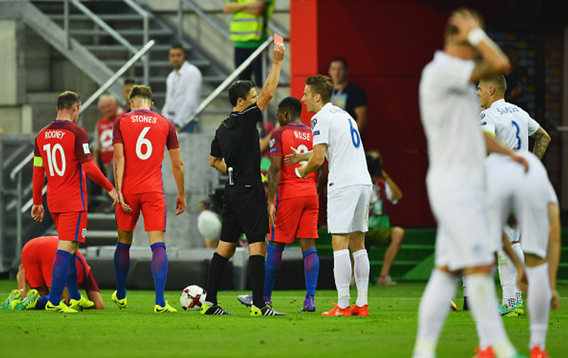 Martin Skrtel fékk rautt spjald gegn Englandi. Nú fékk knattspyrnusambandið rautt spjald.