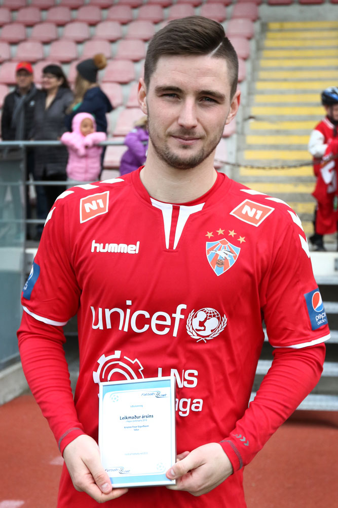 Kristinn Freyr með viðurkenninguna eftir leik Vals og ÍA í dag.