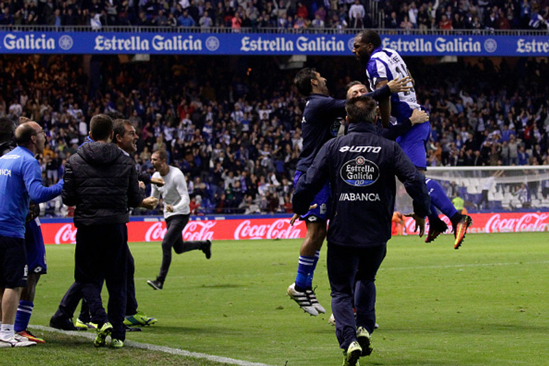 Ryan Babel fagnar marki með Deportivo La Coruna árið 2016.