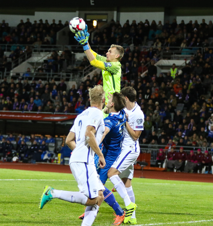 Hradecky og Arnór léku saman hjá Esbjerg. Hradecky er landsliðsmarkvörður Finna.