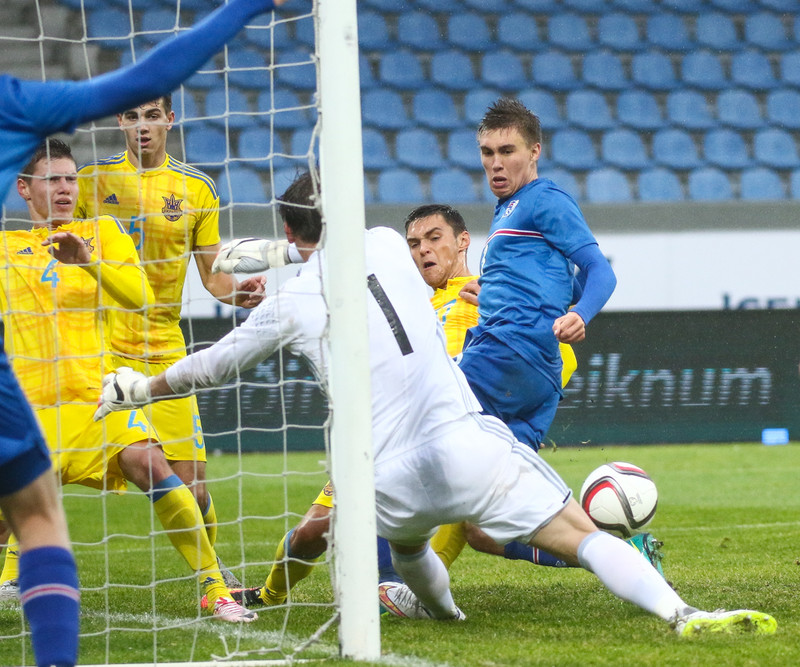 Ég skoraði þá mitt fyrsta mark í meistaraflokki en endaði á að brjóta á Fylkismanni inní teig í lok leiks og við töpuðum 2-1. Ekki alveg athyglin sem ég, þá sextán ára, vildi fá.