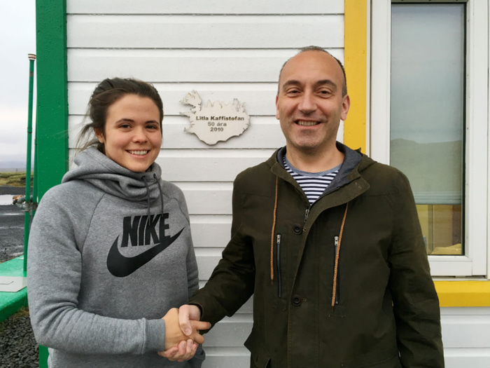 Guðmunda Brynja ásamt Einari Páli Tamimi eftir undirskriftina á Litlu kaffistofunni.