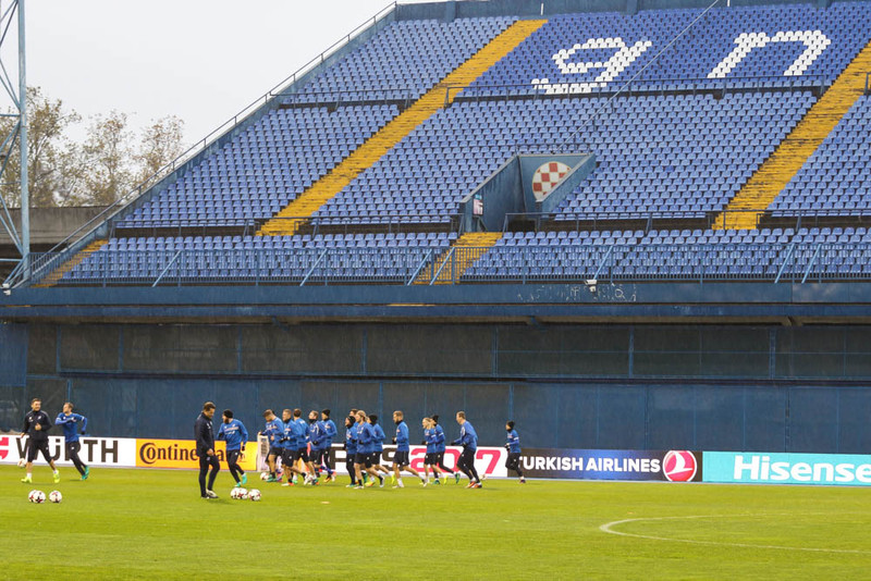Íslenska landsliðið á æfingu á Maksimir í dag.