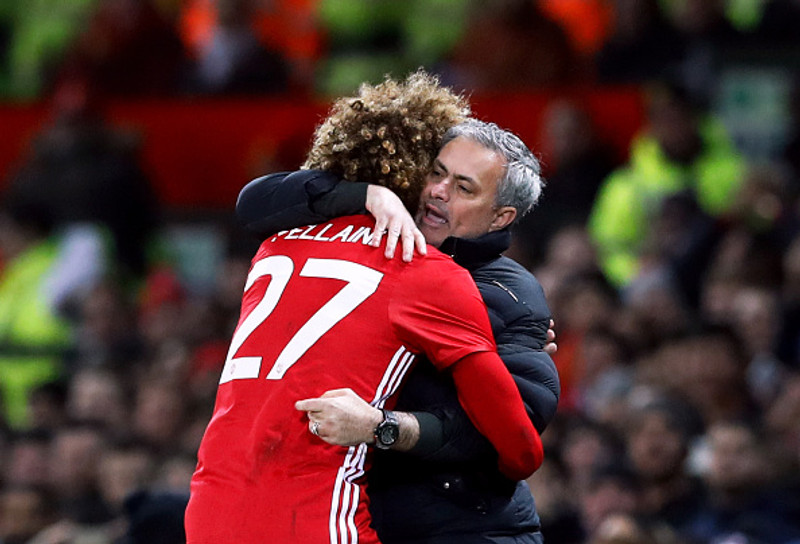 Fellaini faðmar Mourinho.