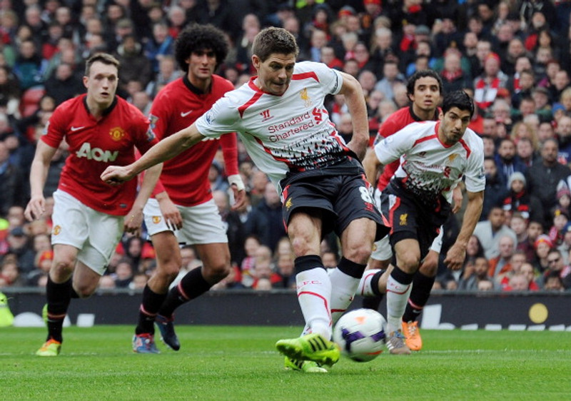 Gerrard skorar í leik með Liverpool.