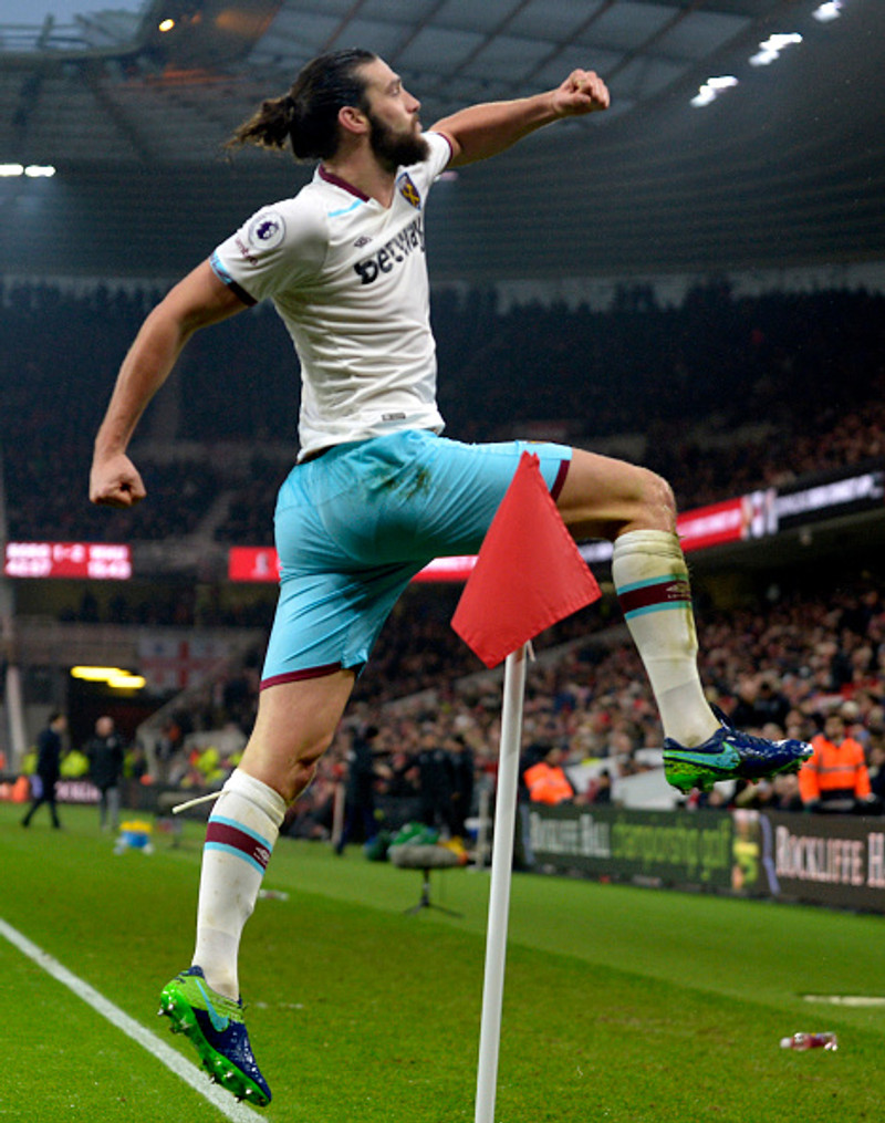 Andy Carroll fagnar marki.