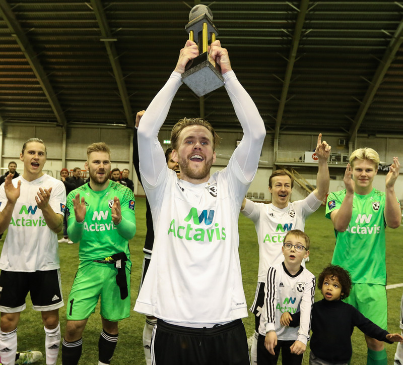 Davíð Þór Viðarsson hampar bikarnum
