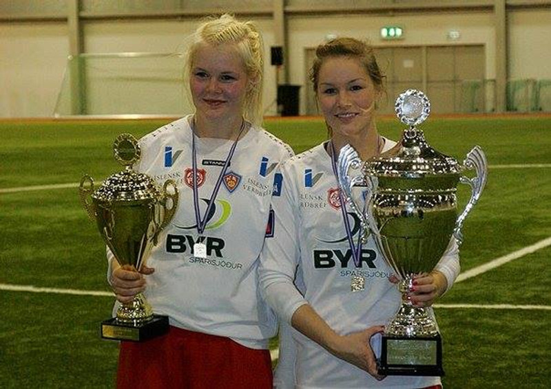 Eva og Arna Sif systir hennar sem leikur með Val.