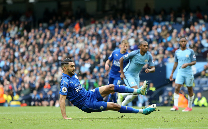 Mahrez eftir að hann tvísnerti boltann í vítaspyrnu á dögunum.