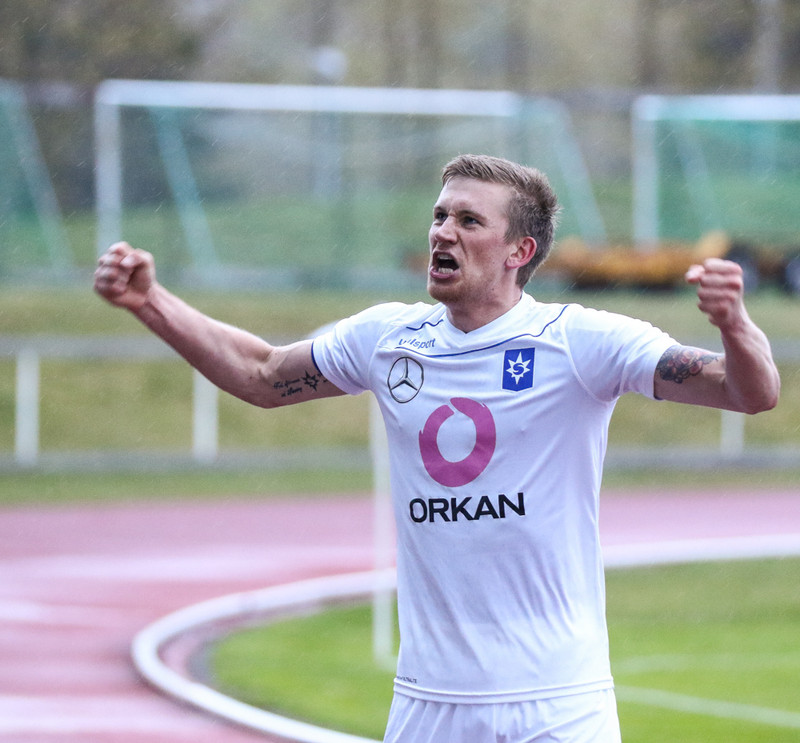 Jói fagnar sigri í fyrra.