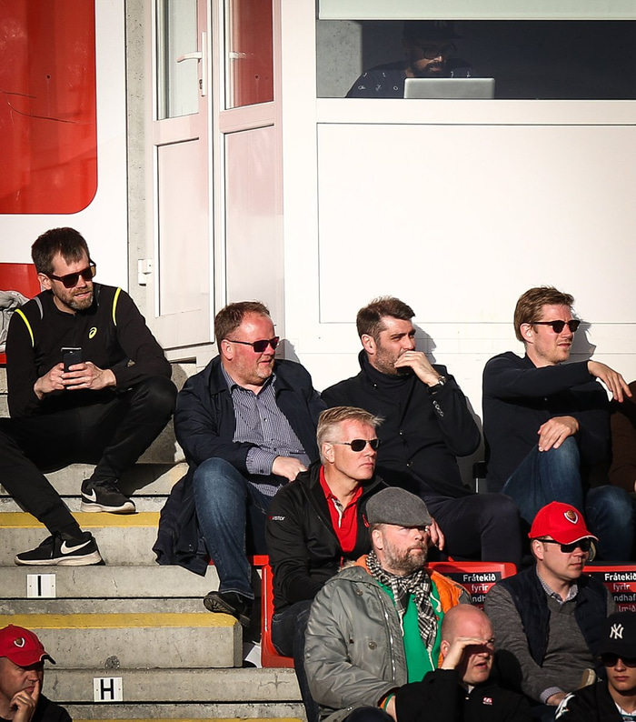 Haraldur Haraldsson er hér fyrir miðri mynd í stúkunni í leik Víkings og Breiðabliks í fyrrakvöld.