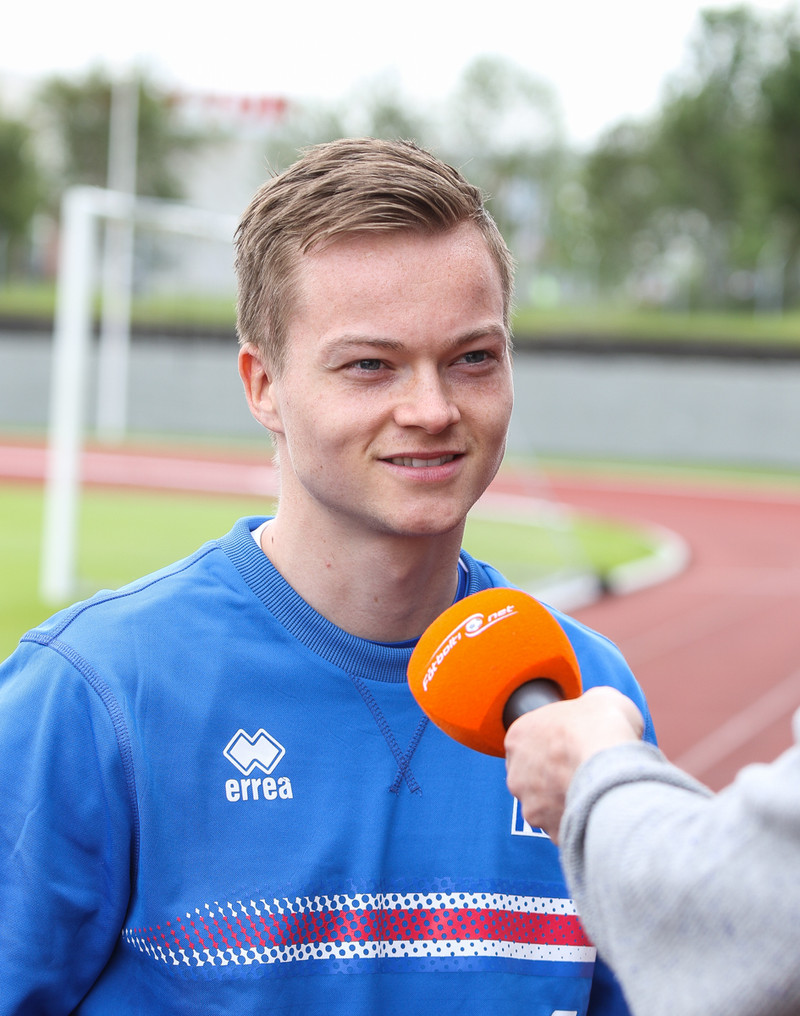 Aron í viðtali í landsliðsverkefni.