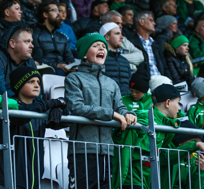 Ungir Blikar í stúkunni á Kópavogsvelli.  Myndin tengist fréttinni ekki beint.