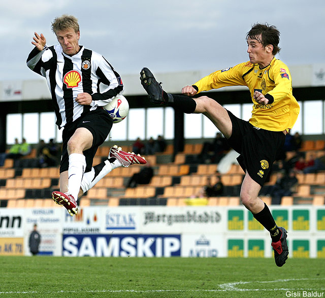 Jón Vilhelm í baráttu við Rúnar Kristinsson.