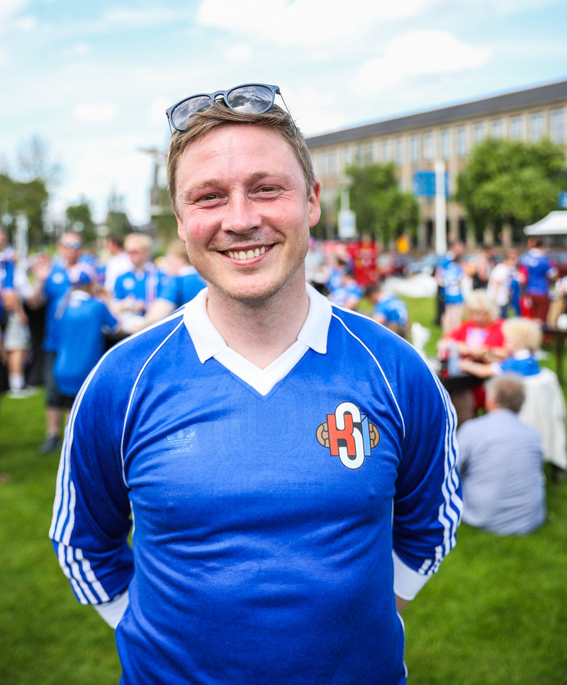 Egill í treyju af pabba gamla, Atla Eðvaldssyni.