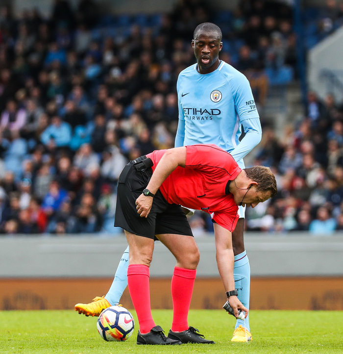 Yaya Toure í leik með Manchester City gegn Aston Villa á Laugardalsvelli