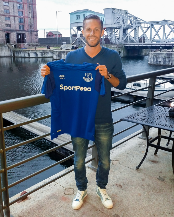 Gylfi með treyju Everton í kvöld.