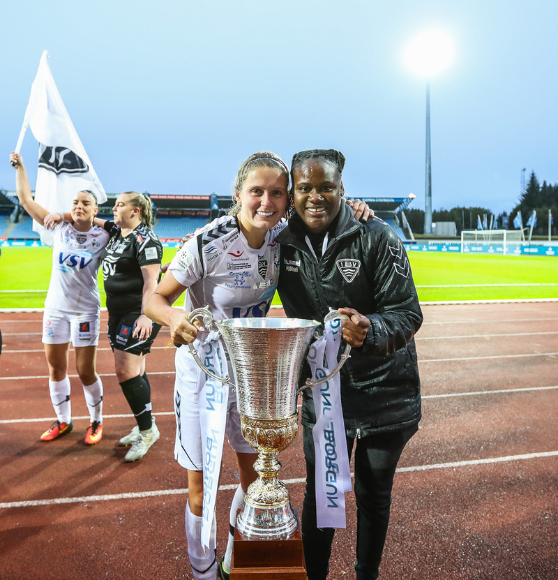 Cloe og Shaneka Gordon með bikarmeistaratitilinn.