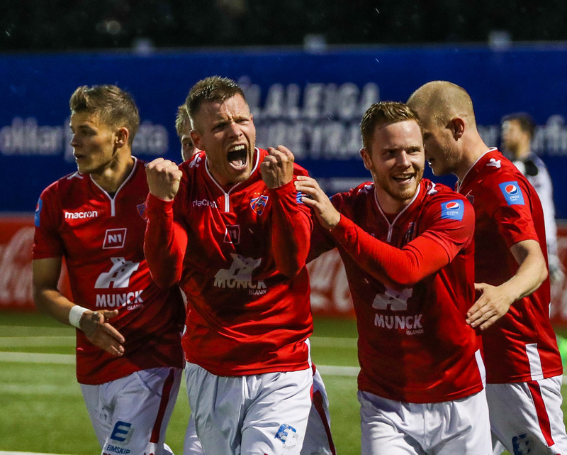 Bjarni Ólafur fagnar marki sínu í kvöld.