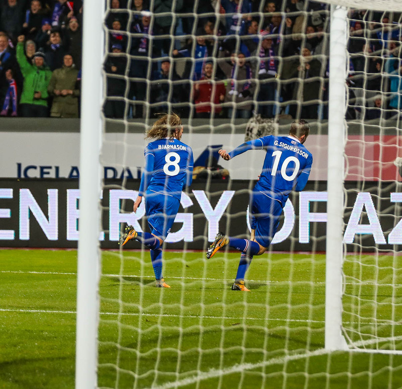 Birkir Bjarnason og Gylfi fagna fyrra marki Íslands í kvöld.