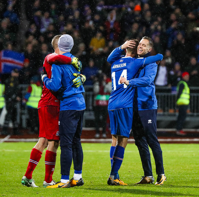Kári faðmar Kjartan Henry Finnbogason í leikslok.