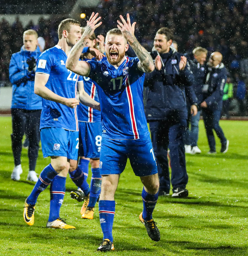 Aron fagnar sigrinum í kvöld.