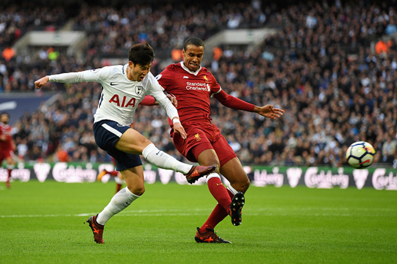 Joel Matip í baráttu við Son leikmann Tottenham.