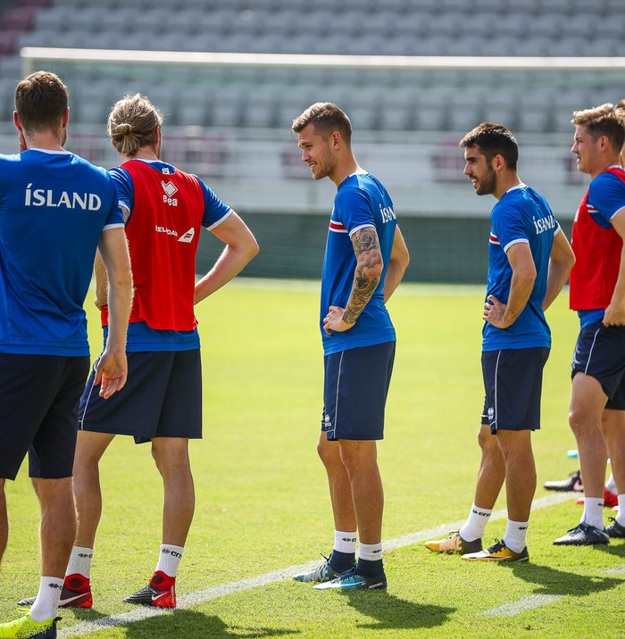 Arnór á æfingu i Katar.